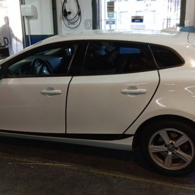 MOLDURAS DE PUERTAS EN UN VOLVO