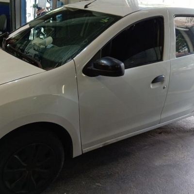 RENAULT SANDERO CON VIDRIO ROTO